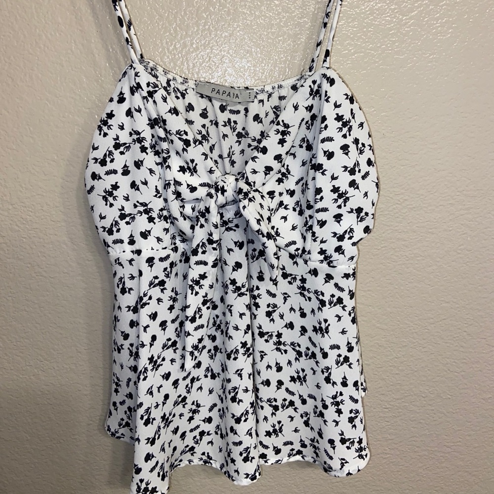 New Papaya White flower shirt. Size M New w/o tags